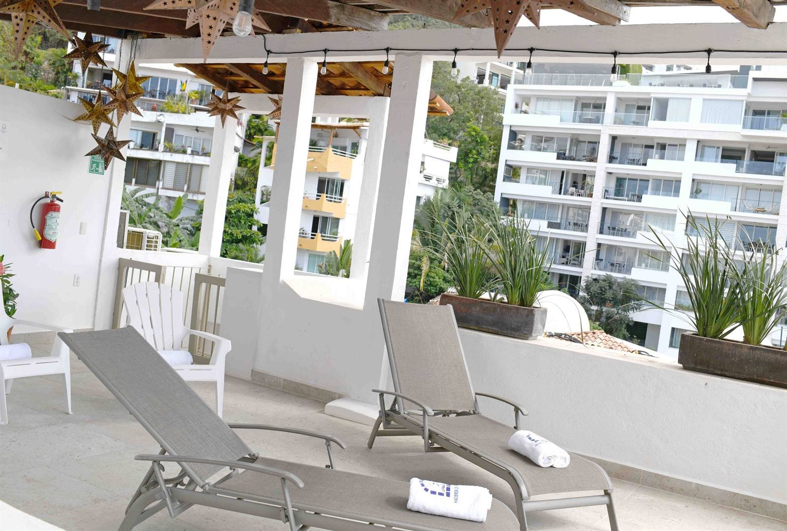 Petit Hotel Pilitas: rooftop terrace with loungers under a pergola